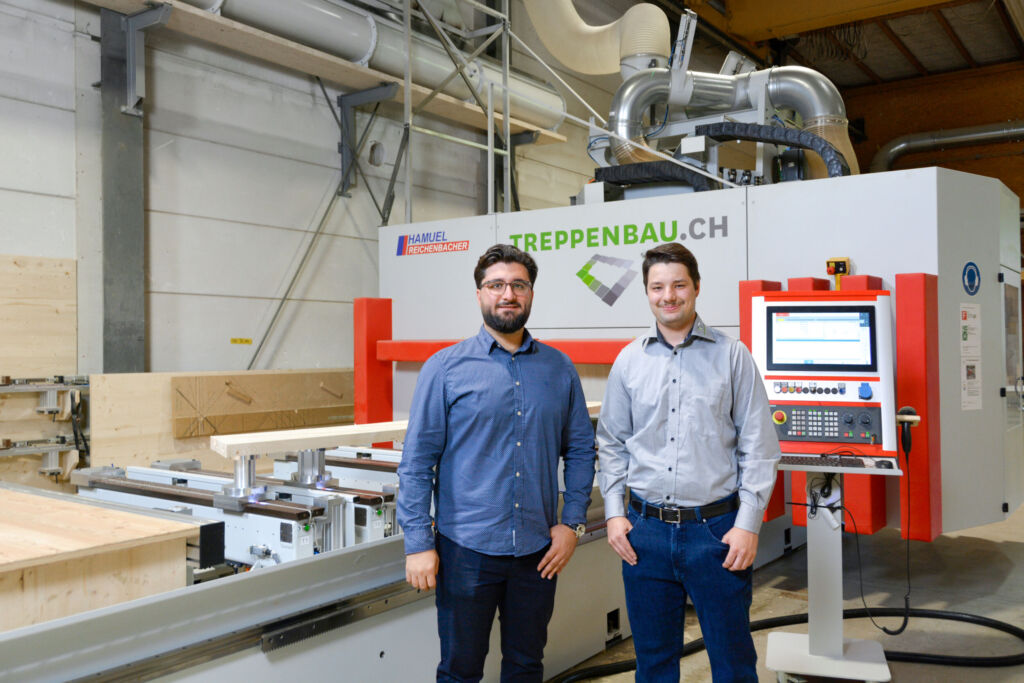 Innovationsgeist als Erfolgsfaktor 2 Serhat Kabatas (Gebietsverkaufsleiter Reichenbacher) und Dominik Kern (stellvertretender Produktionsleiter) vor der neuen Vision-ST