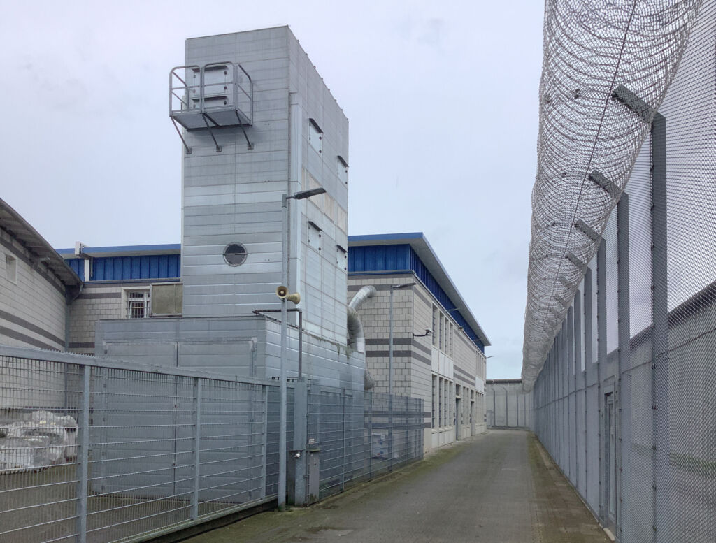 Hightech hinter Gittern 1 Vorher: Die Höcker-Filteranlage mit Einblascontainer von 2004 - immer noch zuverlässig, aber technisch überholt.