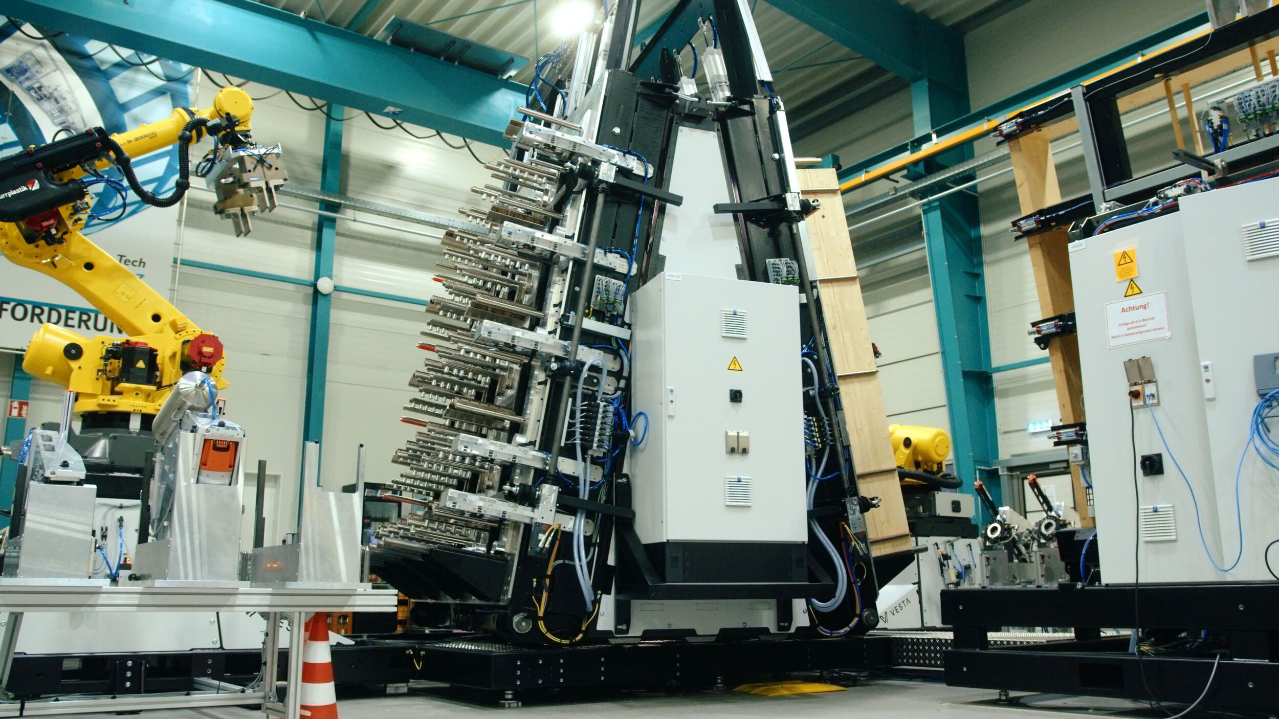 Auf der Sonderanlage werden Wandmodule automatisiert gefertigt.