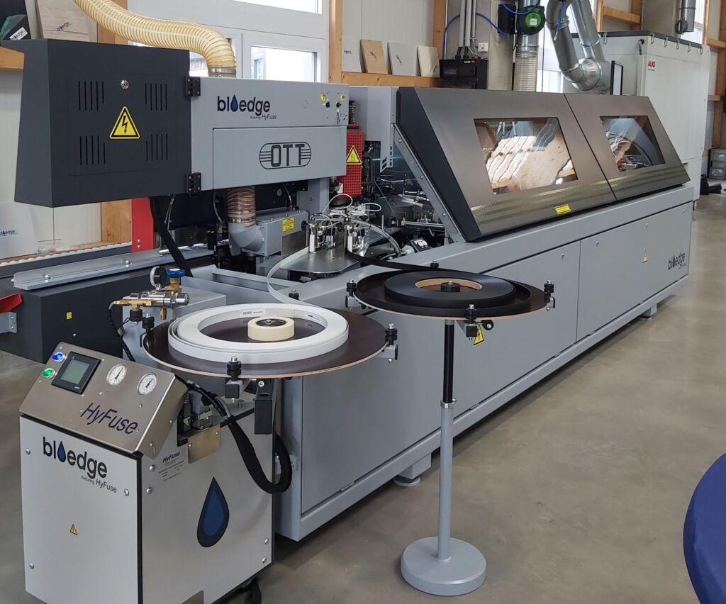 Feuer und Flamme für die Kante 2 Das BluEdge-Verfahren spielte während der Innovationstage im Oktober seine Qualitäten auf der Pacific+ aus.