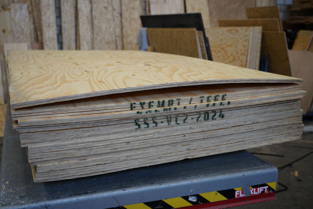 Säge frisch, Kisten fix 2 K.O.-Kriterium: Mit solchen Platten muss eine Maschine erst
einmal umgehen können.