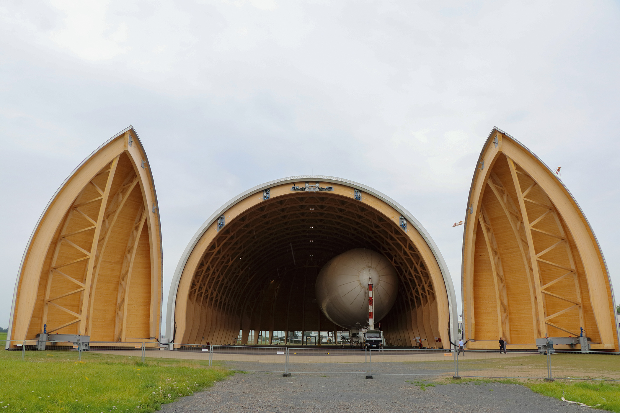 Das Tragwerk des neuen Luftschiffhangars von WDL besteht aus Holz und Holzwerkstoffen - insgesamt 557 Tonnen.