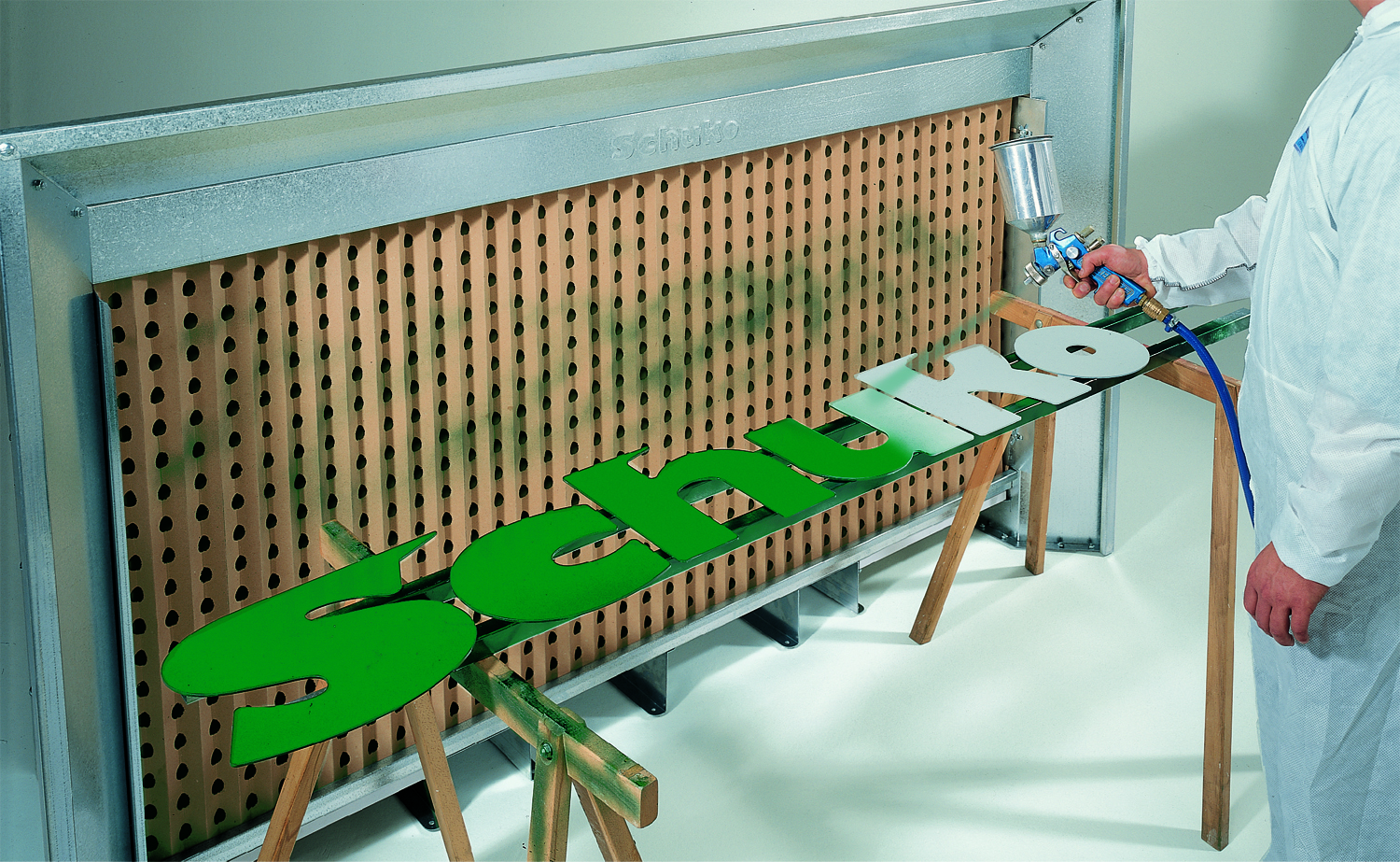 Spritzwände saugen nicht nur Farbnebel ab, sondern auch Lösemitteldämpfe.