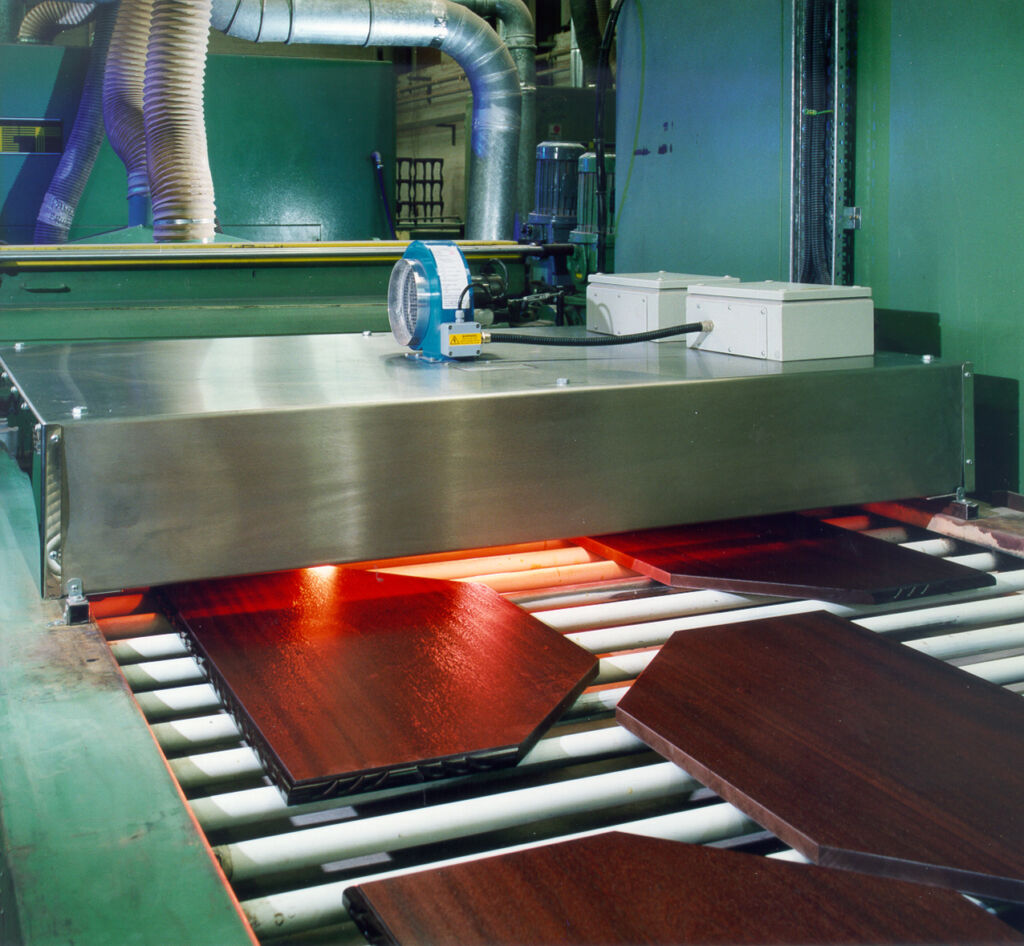 Infrarot, UV und ein hochwertiges Finish 1 Infrarotstrahler trocknen behandelte Holzoberflächen schnell und brauchen dafür wenig Platz.