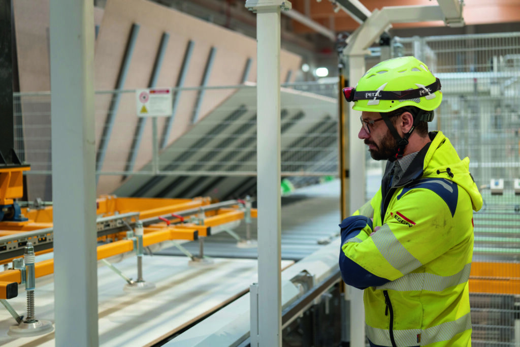 Beschichtung im Egger-Werk 1 Egger-Werksleitung Technik und Produktion Markus Scheran an der Kurztaktpresse