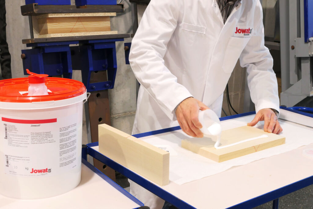 Komo-Zertifikate für Jowat 1 Die neuen Zertifizierungen für Jowat-Klebstoffe sollen die Arbeit im Bauwesen erleichtern.