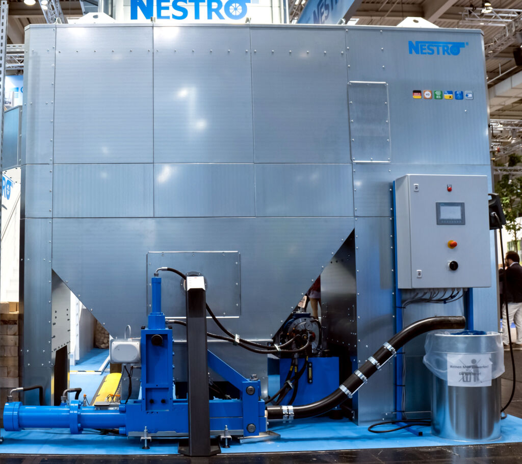 Entstauber mit IE5-Antrieb 1 Entstauber NE 400 J mit BNP-Brikettierpresse