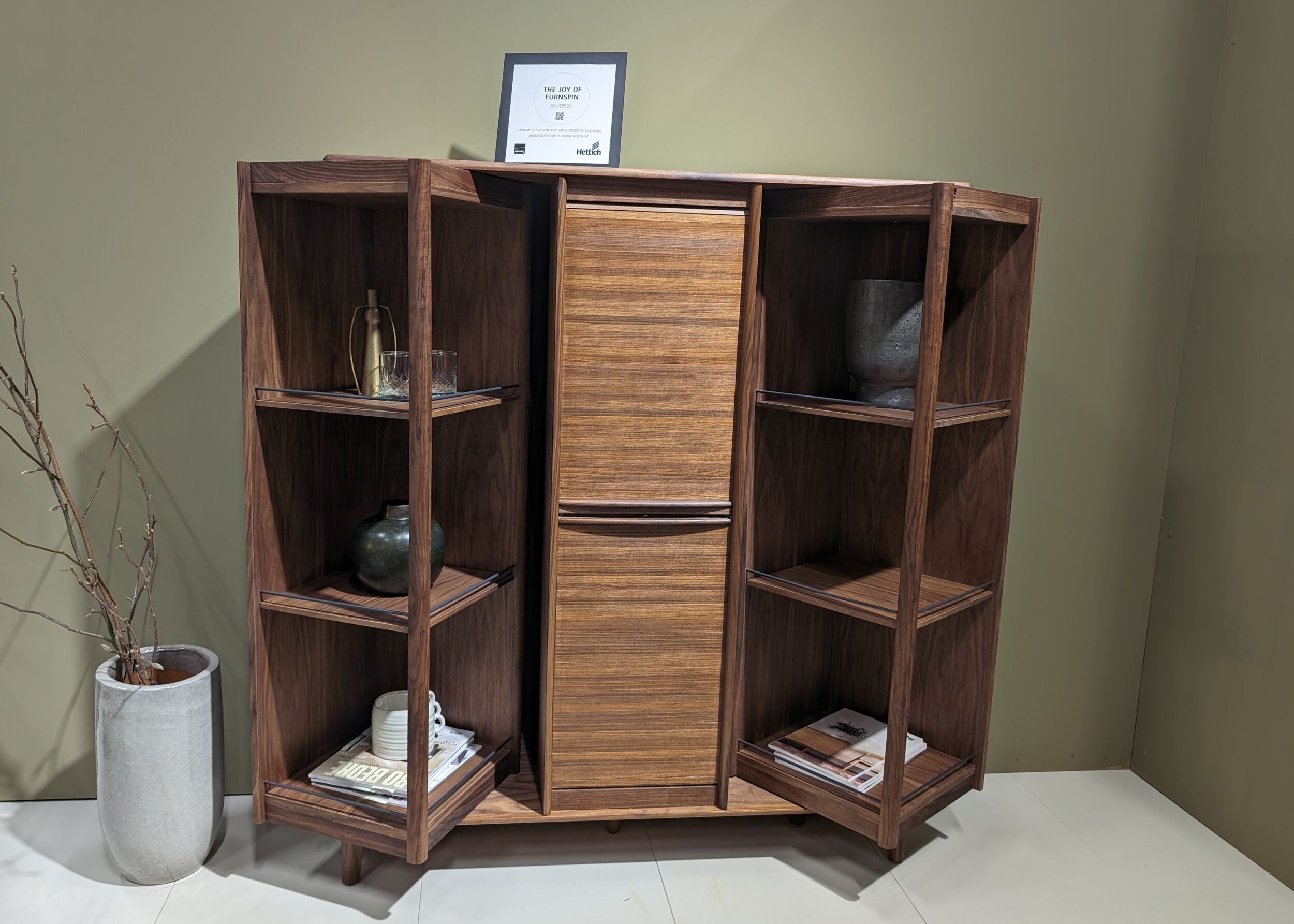 Der dänische Möbelhersteller Skovby setzt FurnSpin bei seinem Highboard DualFurn mit zwei drehbaren Holzkorpussen ein.