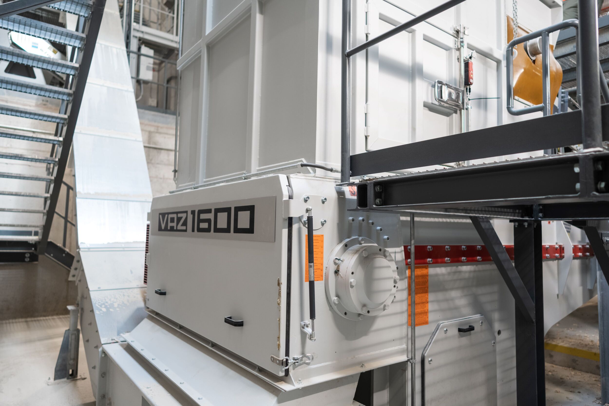 Der Einwellenzerkleinerer VAZ 1600 wurde bei Mayr Melnhof in die Aufbereitungslinie integriert.