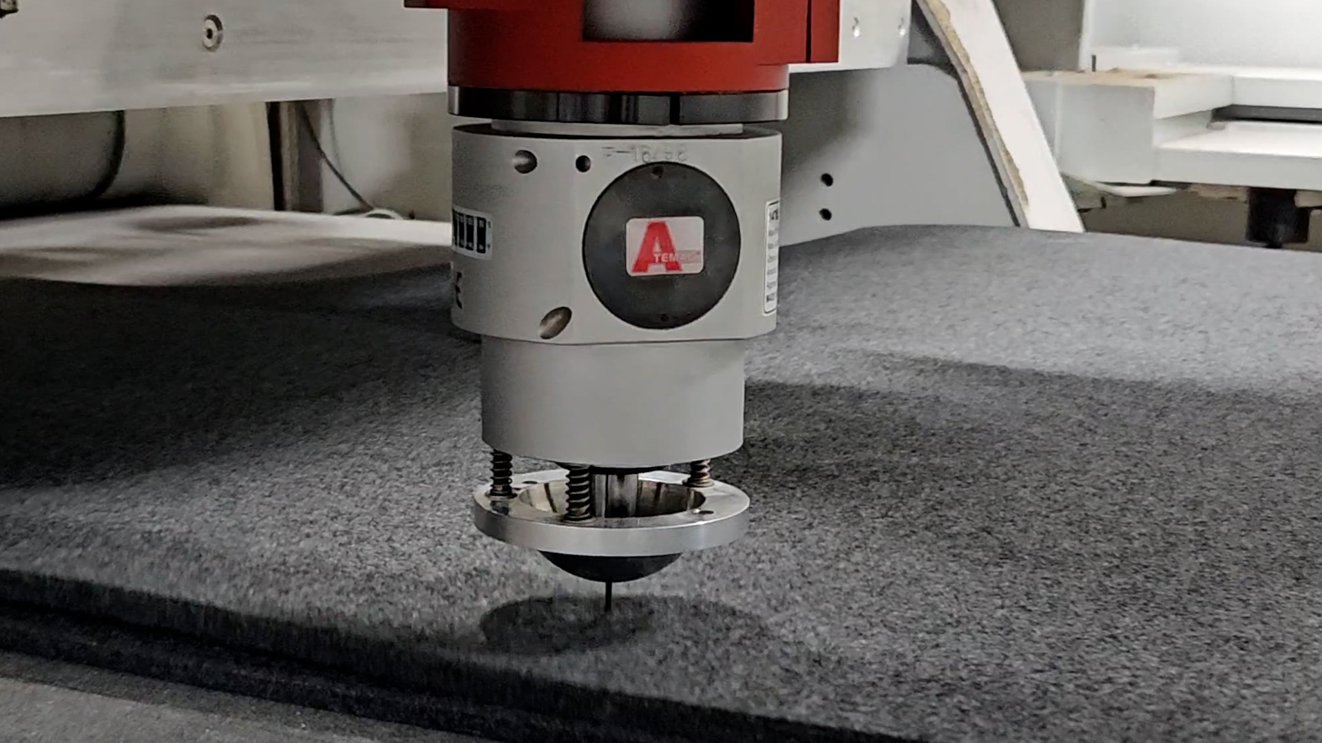 Die Bilder zeigen das Soft Cutter Pro Function Line Aggregat beim Schneiden von Filz (dunkles Material), Schaumstoff (weißes Material) und Honey Comb (gelbliches Material)