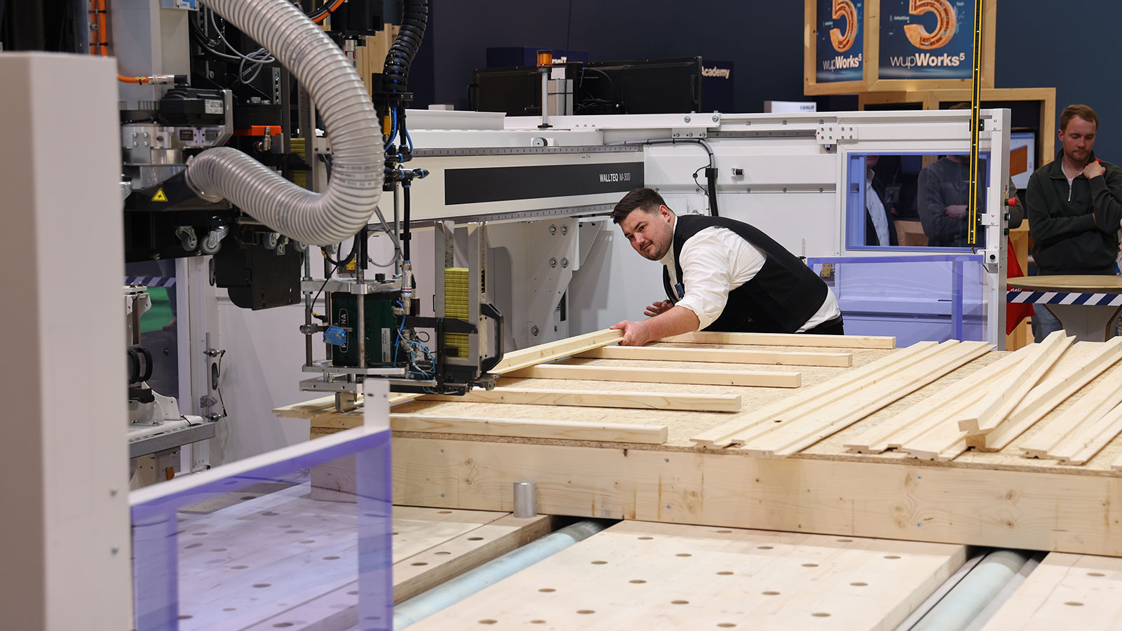 Die Multifunktionsbrücke Walltew M-300 mit neuen Aggregaten wie dem Fassadenschuh.