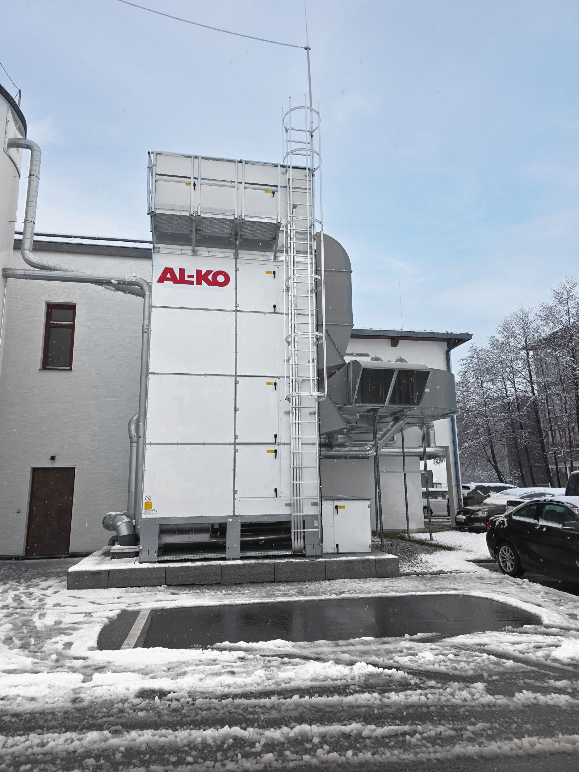 Durchsägen, durchatmen Die Absauganlage von AL-KO fügt sich mit Sonderfarbe in das Schulgelände ein.