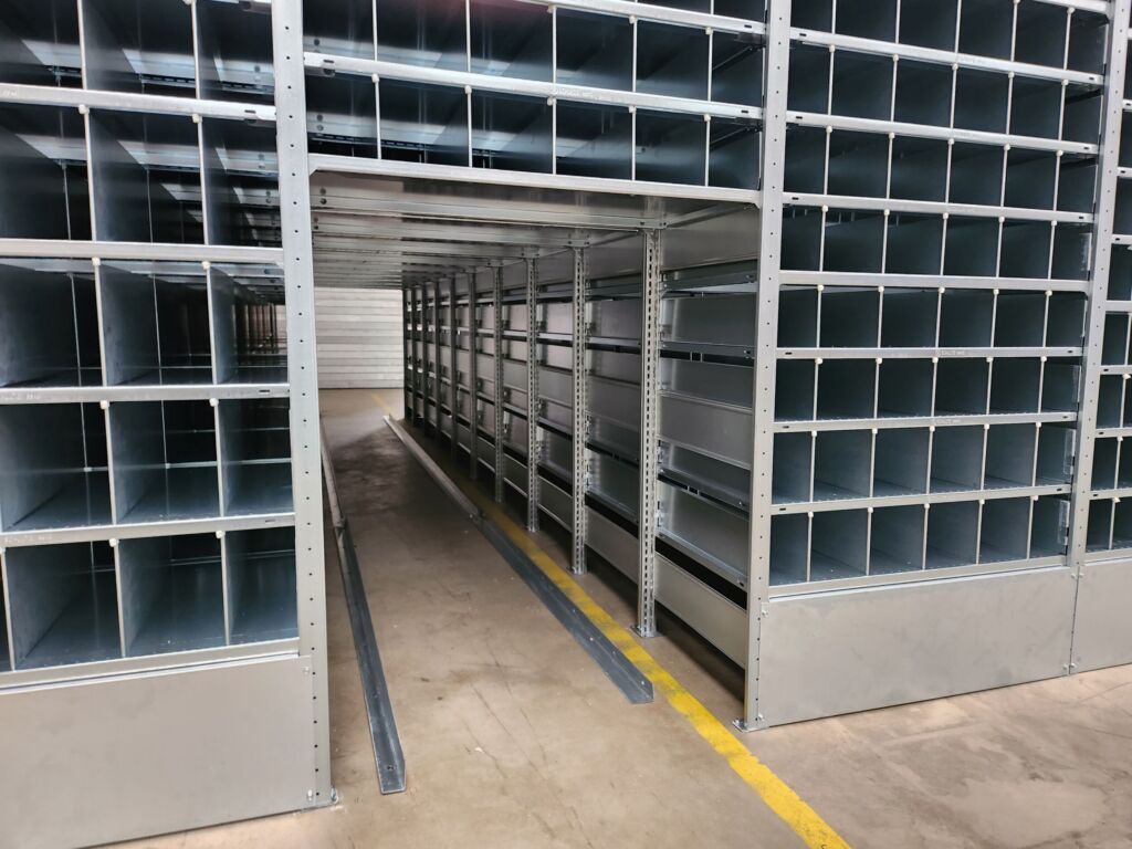 Welches Lager für welches Werkstück? 2 Um Latten und Balken zu lagern, nutzt eine Schreinerei
ein Schulte-Wabenregal, das genau zur Hallenstruktur passt.