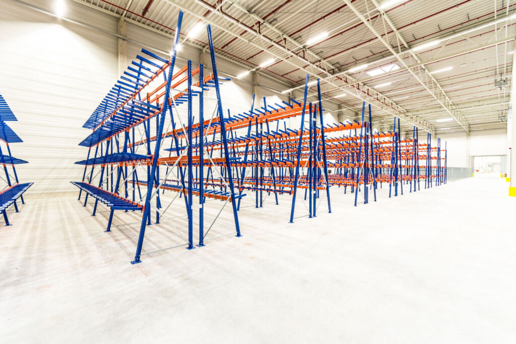 Welches Lager für welches Werkstück? 3 In Profillagerregalen finden Platten und Langgut in verschiedenen
Abmessungen Platz. Die geneigte Aufstellung erleichtert die Entnahme.