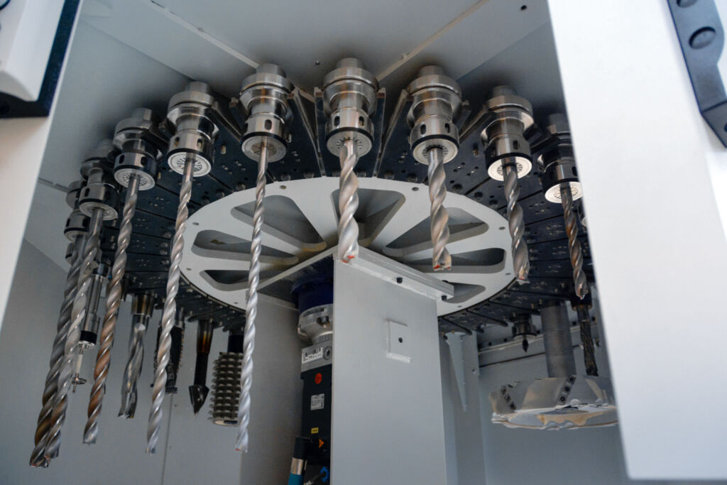  Das Werkzeugmagazin mit 30 Pl&auml;tzen 
hat Platz f&uuml;r schwere Gro&szlig;fr&auml;ser, Plan- oder Castorfr&auml;ser, Bohrer und Schleifmittel.