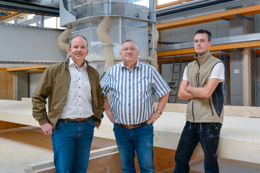 v.l.: Florian Mauch (RH), Matthias Tremel und Maschinenbediener Tim Albert (Strab)