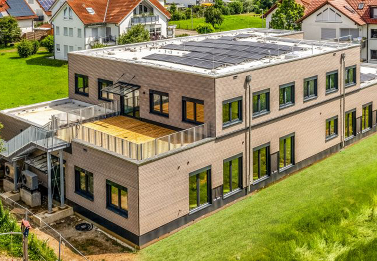 Die Kindertagesstätte Wittum 1 in Reutlingen wurde mit Holzbaumodulen errichtet.