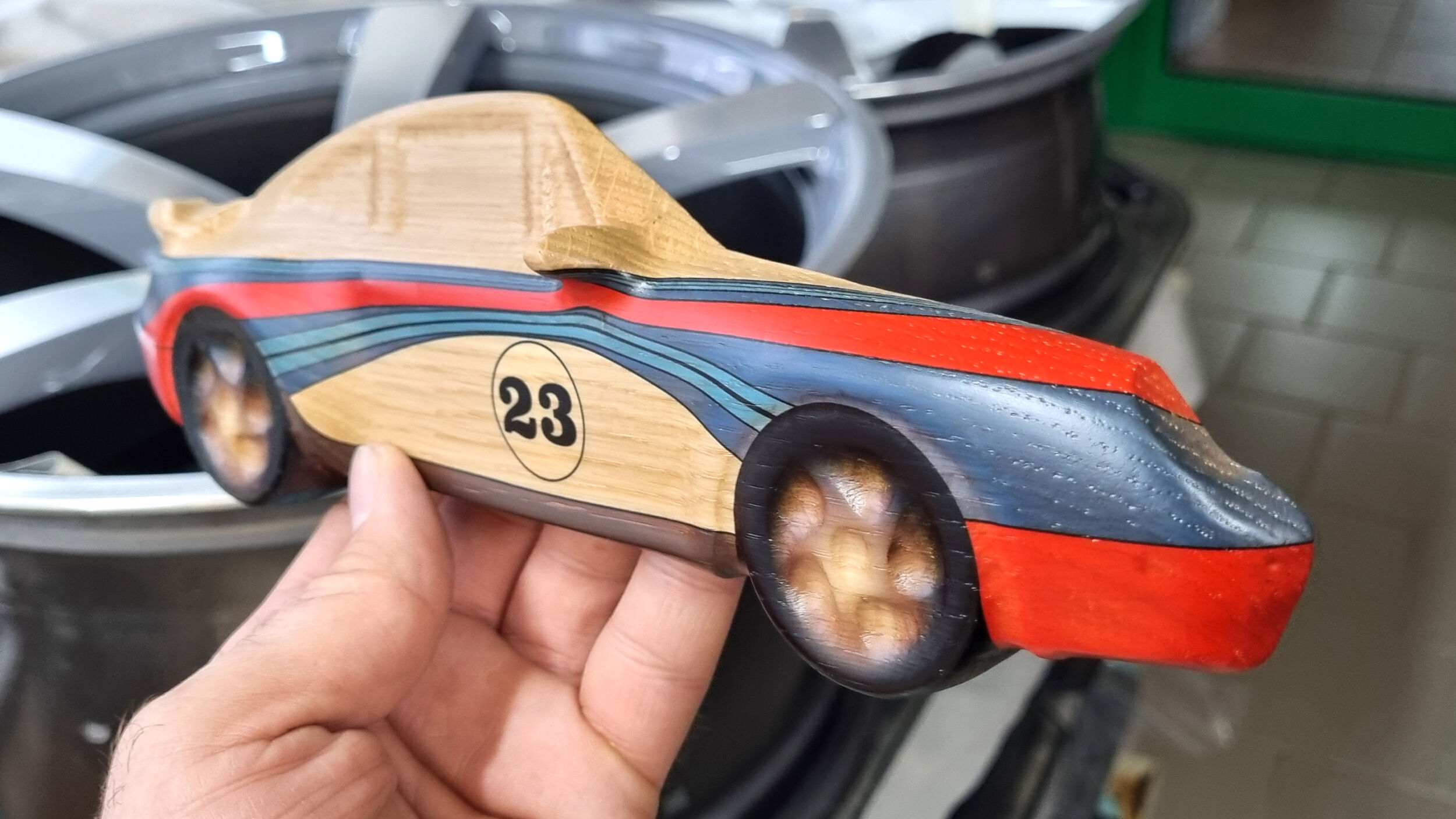 Dieser Porsche aus Eiche weckte das Interesse verschiedener Designer auf der Mailänder Möbelmesse.