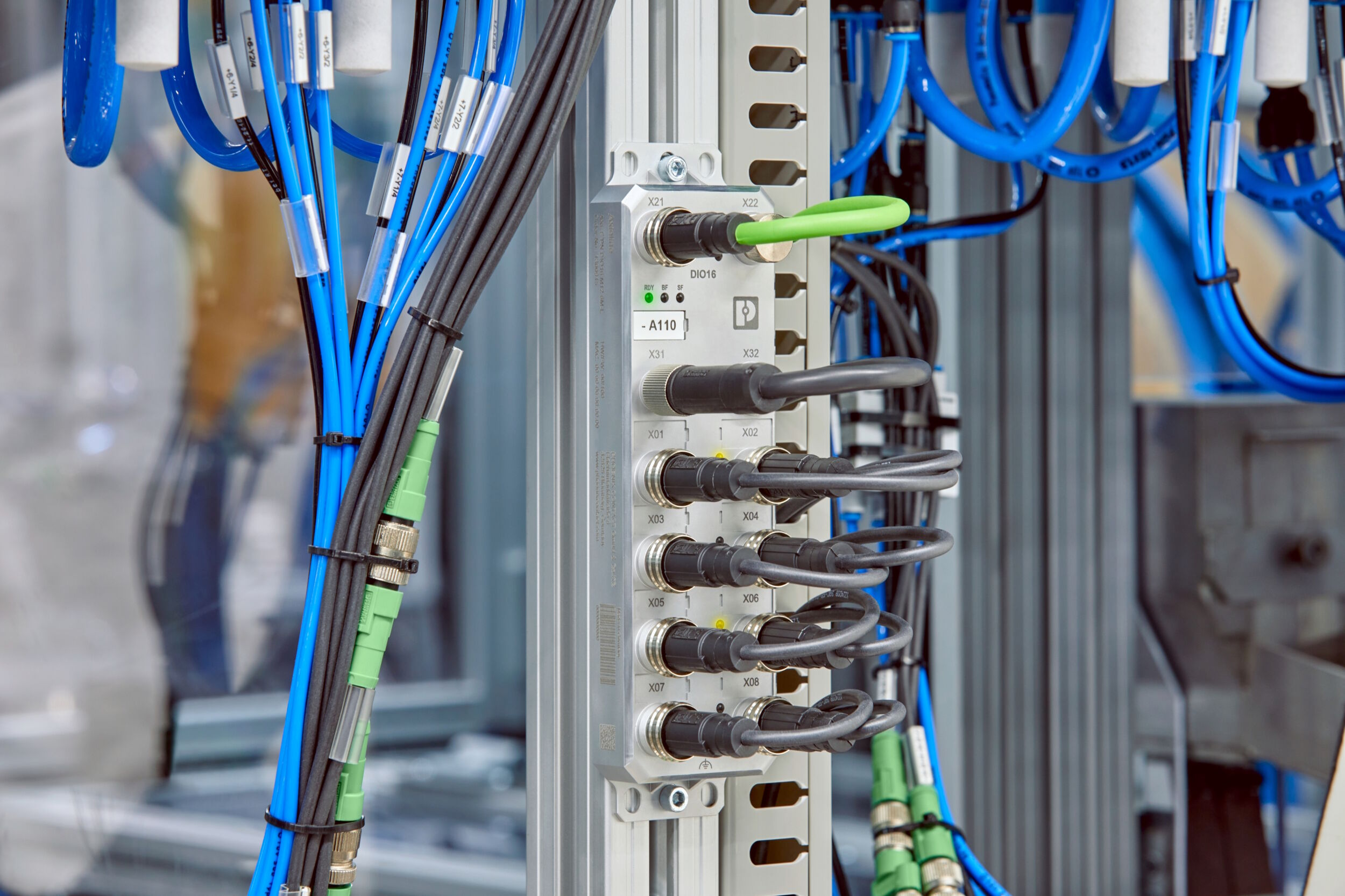 Flexible Feldverdrahtung mit der M12-Push-Pull-Schnellanschlusstechnik und den Axioline E-Geräten.