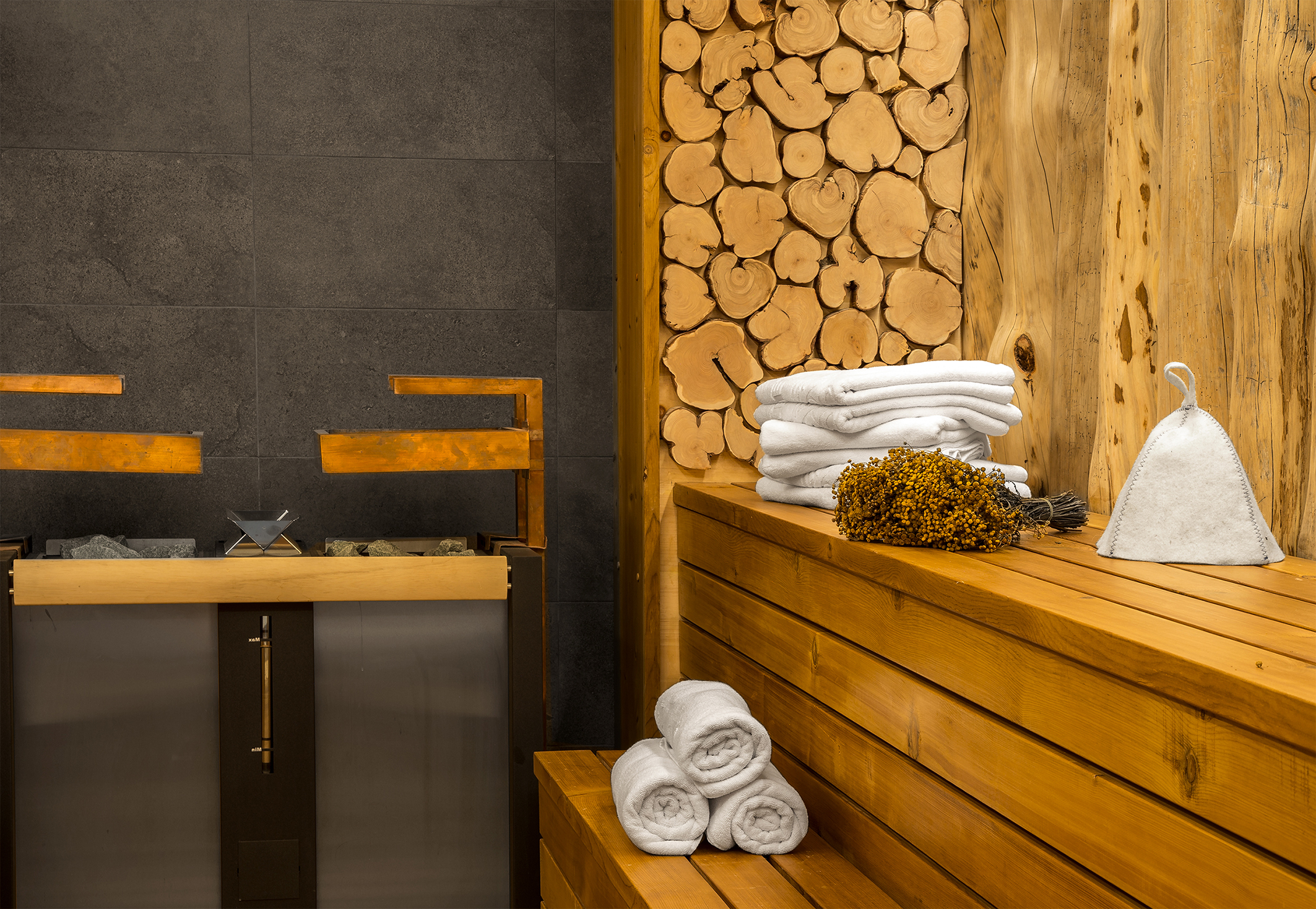 Auch in Wellnessbereichen oder im Badezimmer ist Holz warm und elegant.