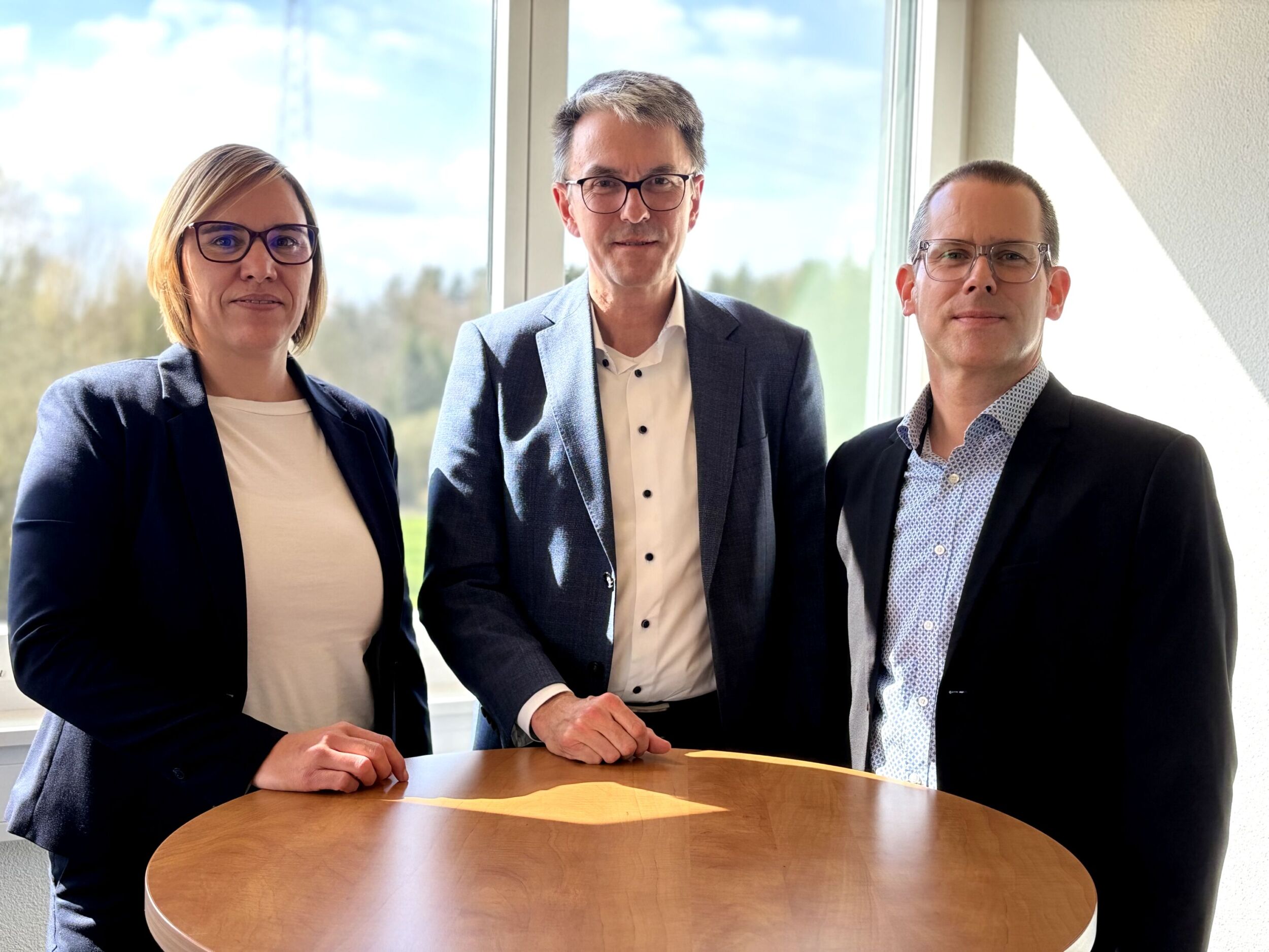 v.l.: Prokuristin Simone Kaiser (kaufmännische Leitung), Dr. Olaf Meincke (Geschäftsführer Jowat Swiss/Vorstand Jowat) und Prokurist Marcel Widin (technische Leitung)