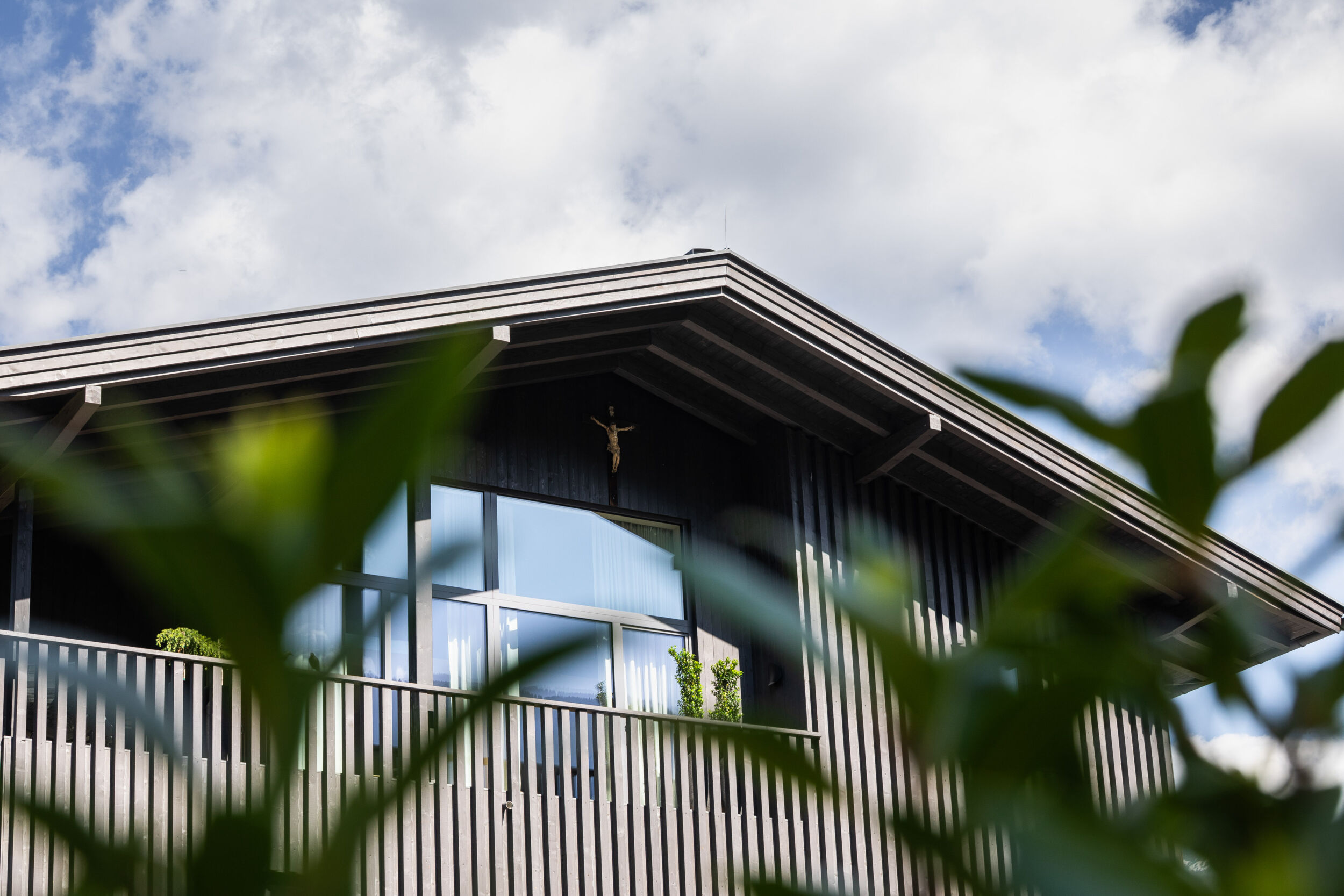 Die Holzschalung - lasiert mit Lignovit Platin im dunklen Ton Kawirbraun.