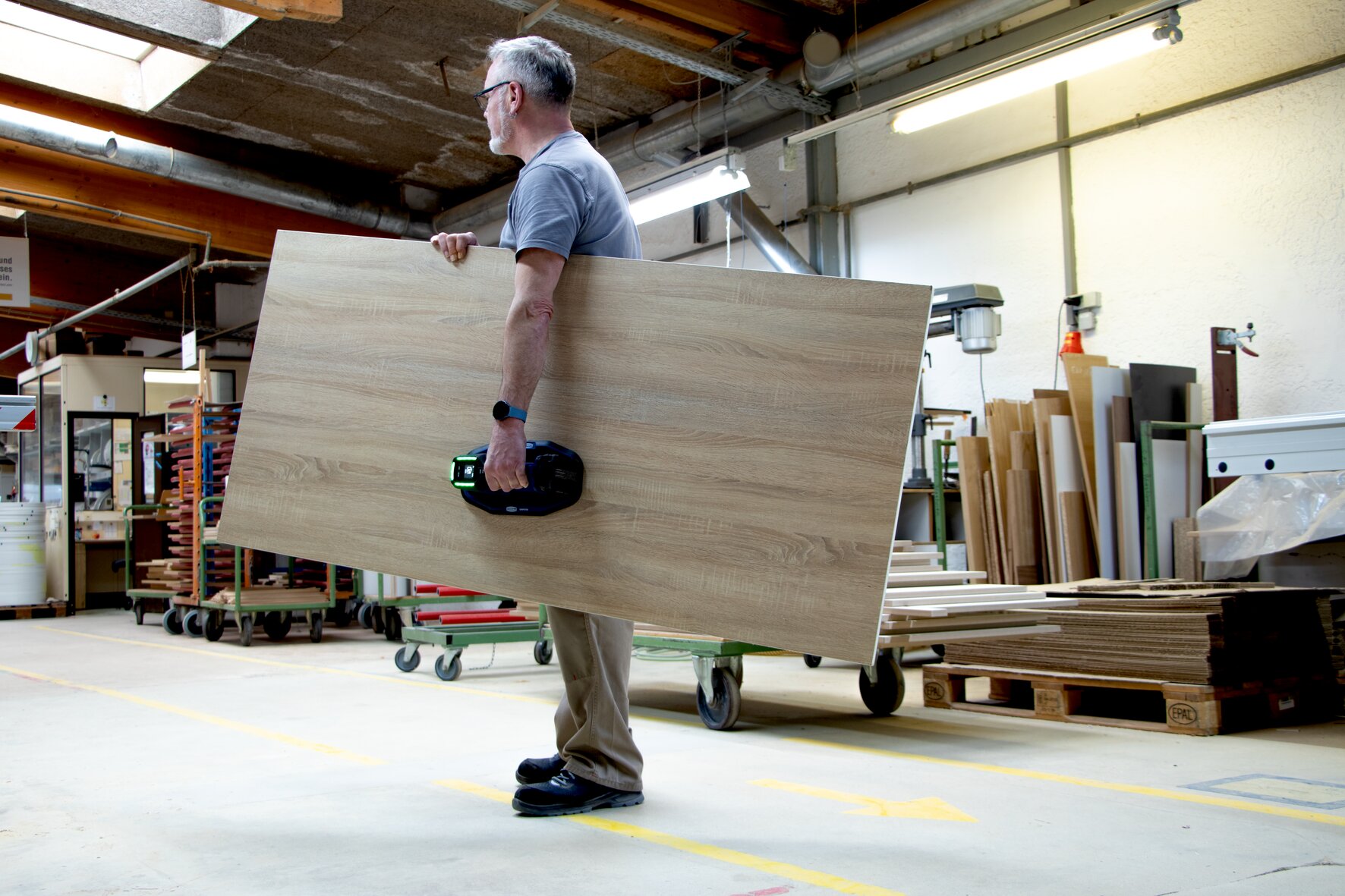 Greifen lassen statt greifen müssen 8 Auch unhandliche Werkstücke lassen sich mit dem Saugheber Gripster Max einfach und sicher bewegen.