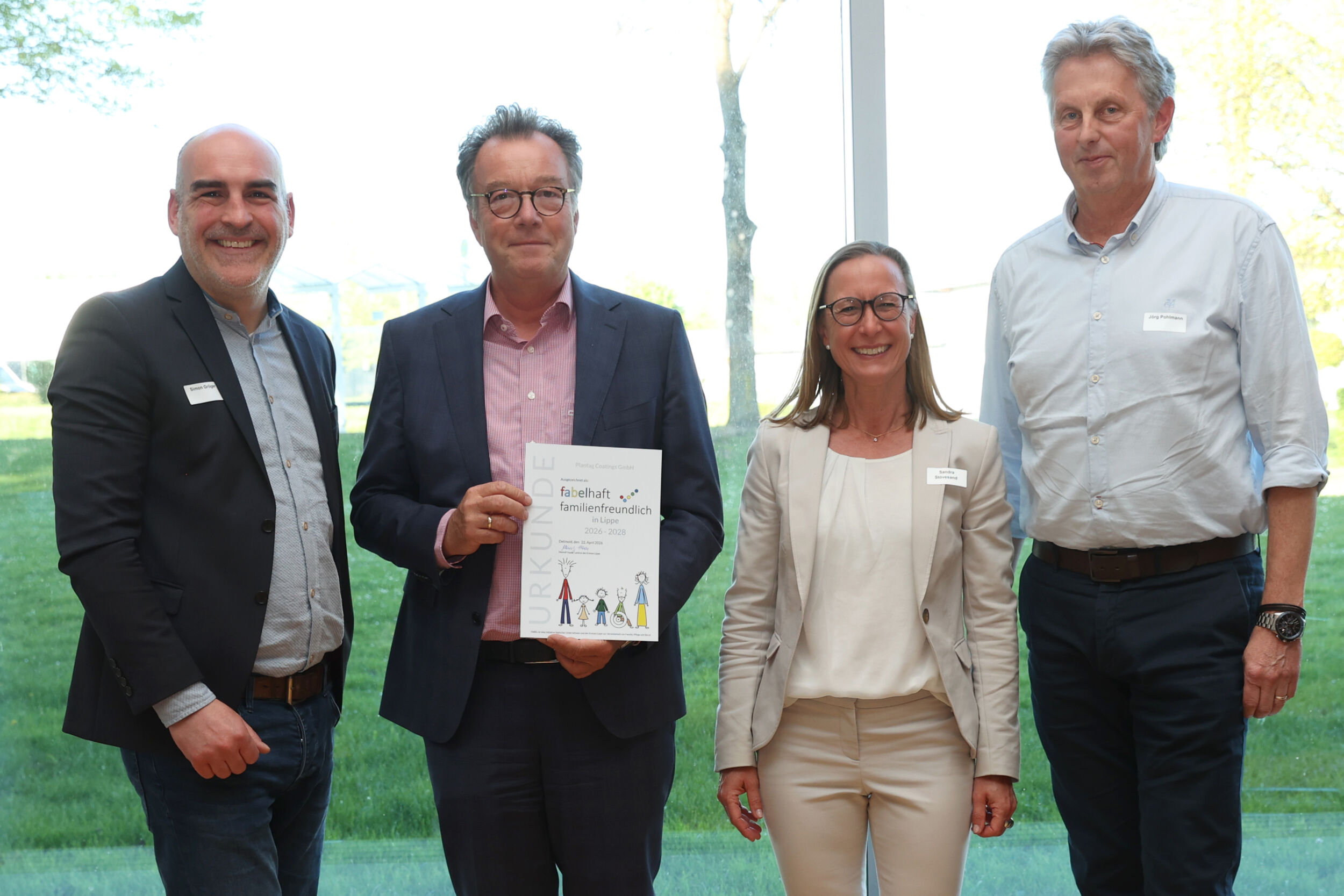 v.l.: Simon Gröder (Jurymitglied), Hanno Baumann (Geschäftsführer Plantag), Sandra Stövesand (Fabel-Service Lippe) und Jörg Pohlmann (Personalleiter Plantag)