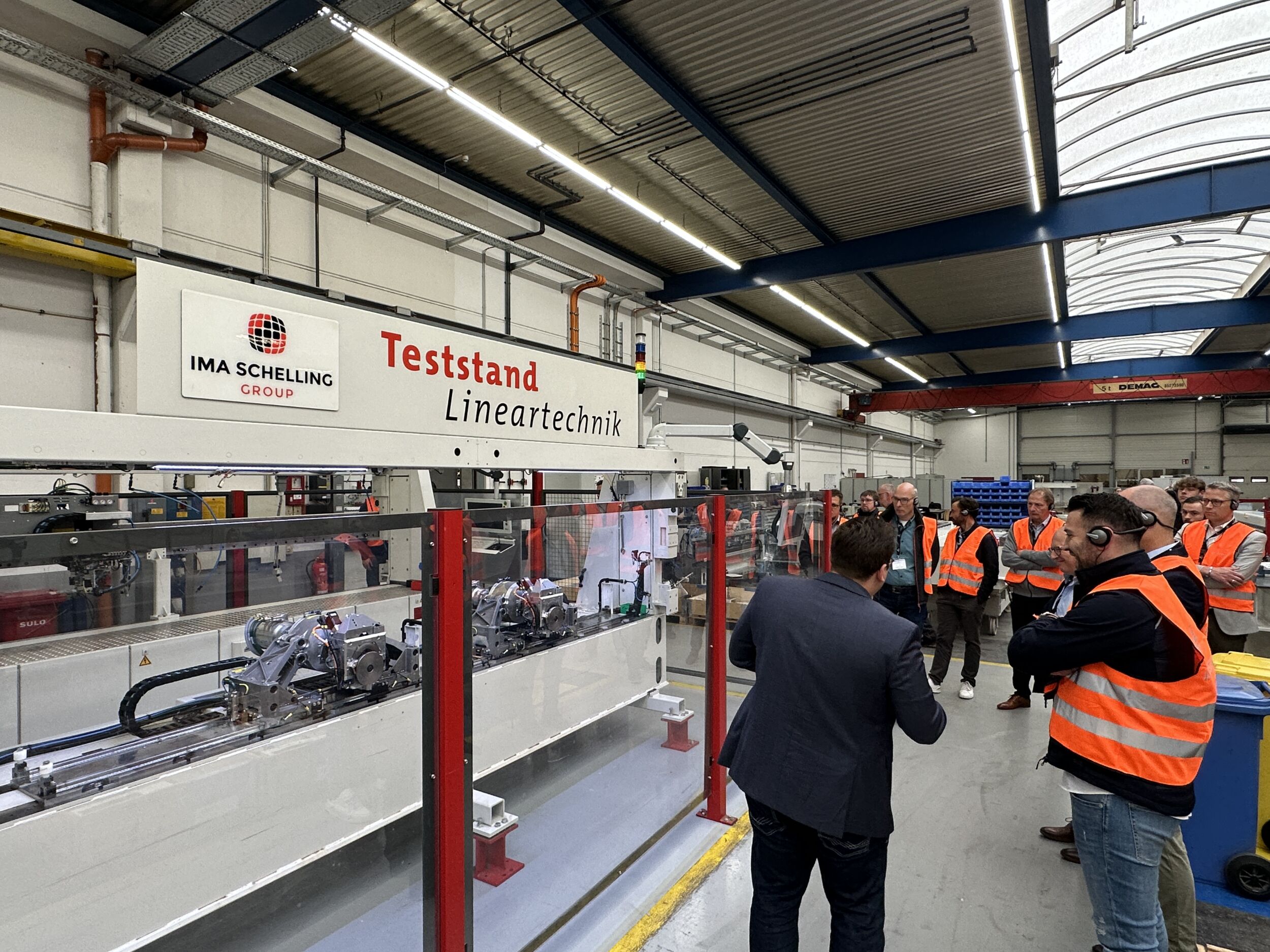 Open House bei IMA Schelling 2 Besucher erhielten beim Open House '26 von IMA Schelling am Standort Lübbecke Einblicke in automatisierte Prozessabläufe.