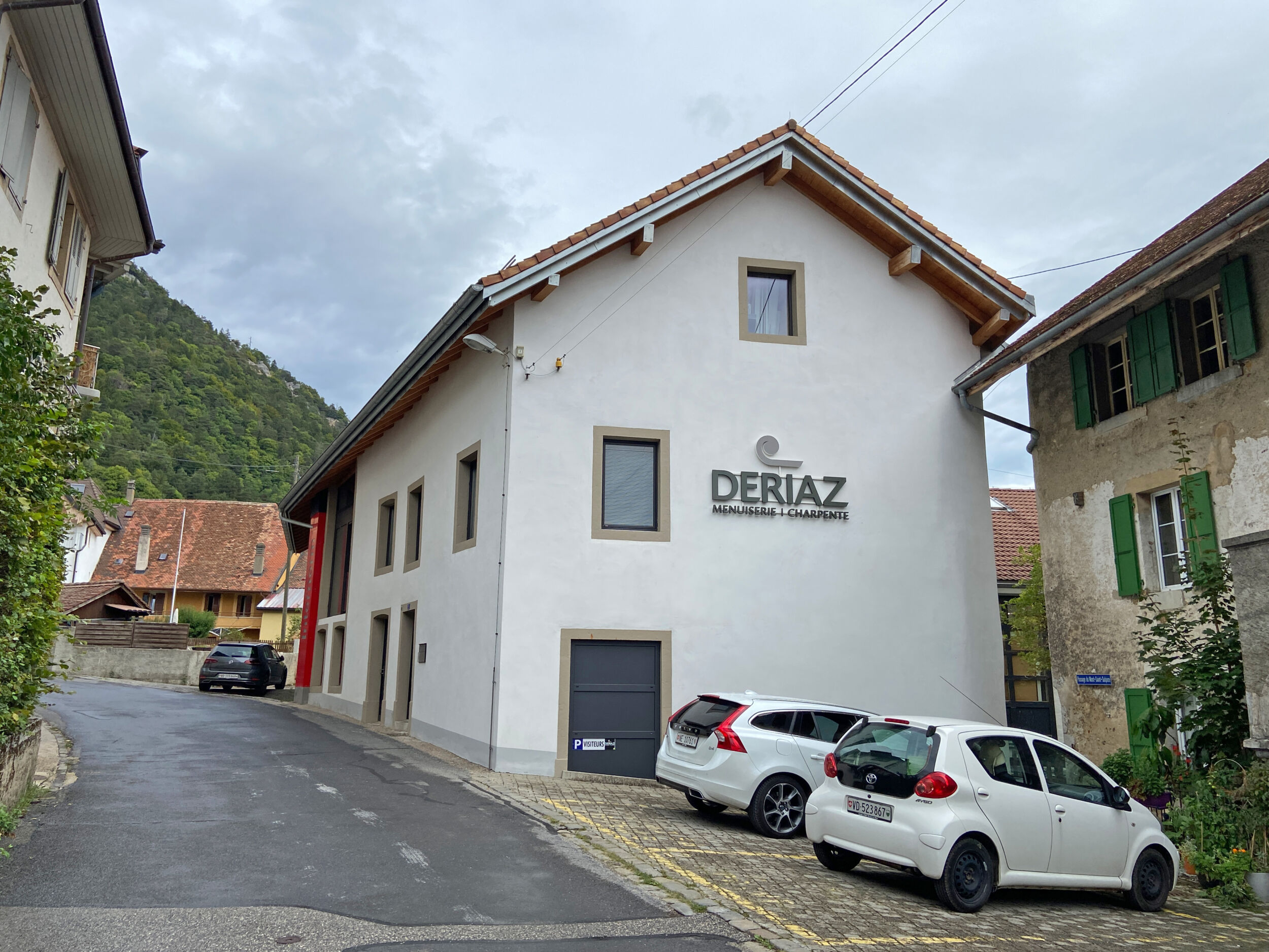 Deriaz sitzt im malerischen Schweizer Dorf Baulmes.