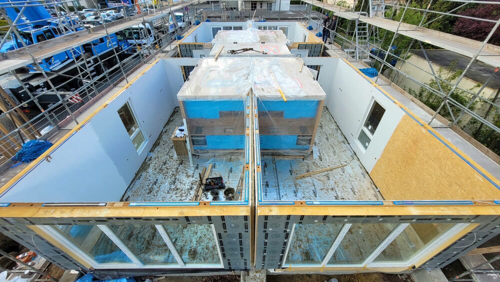 Montage der Module auf der Baustelle.