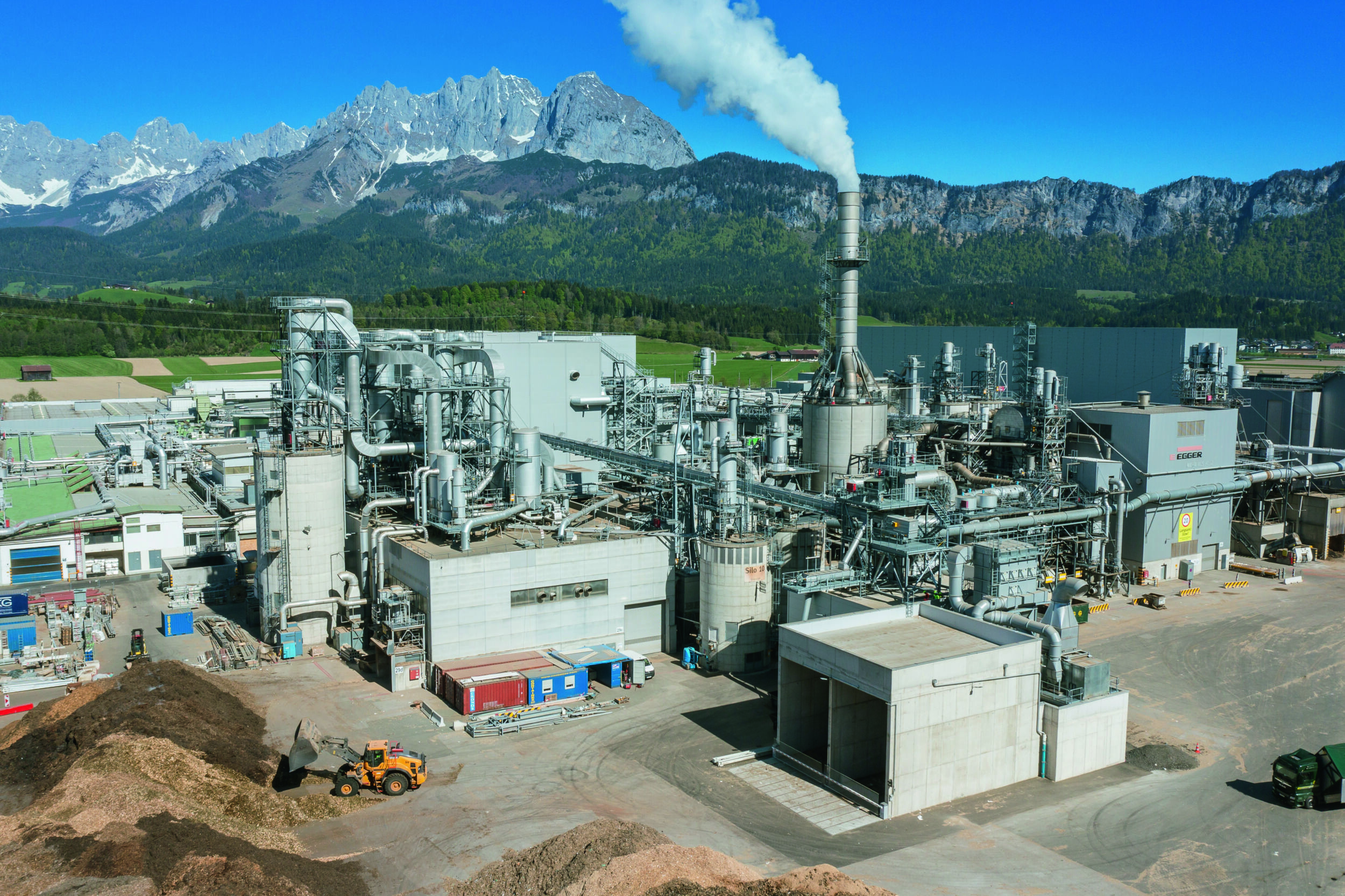Egger-Stammwerk in St. Johann in Tirol, Brennstoffaufgabe im Vordergrund vor dem neuen Kraftwerk