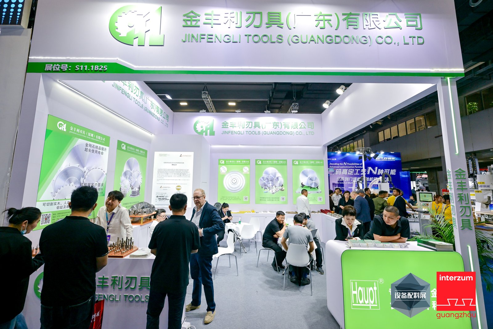 Auf 170.000 Quadratmetern stellten sich auf der diesjährigen Interzum im chinesischen Guangzhou 1.750 Aussteller aus 29 Ländern und Regionen.
