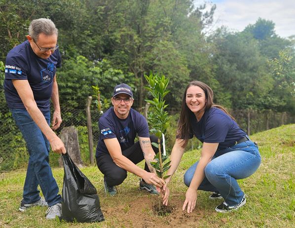 Auf dem Firmengelände von Leitz Brasilien pflanzte man im Rahmen einer WeCare-Aktion 32 Obstbäume.