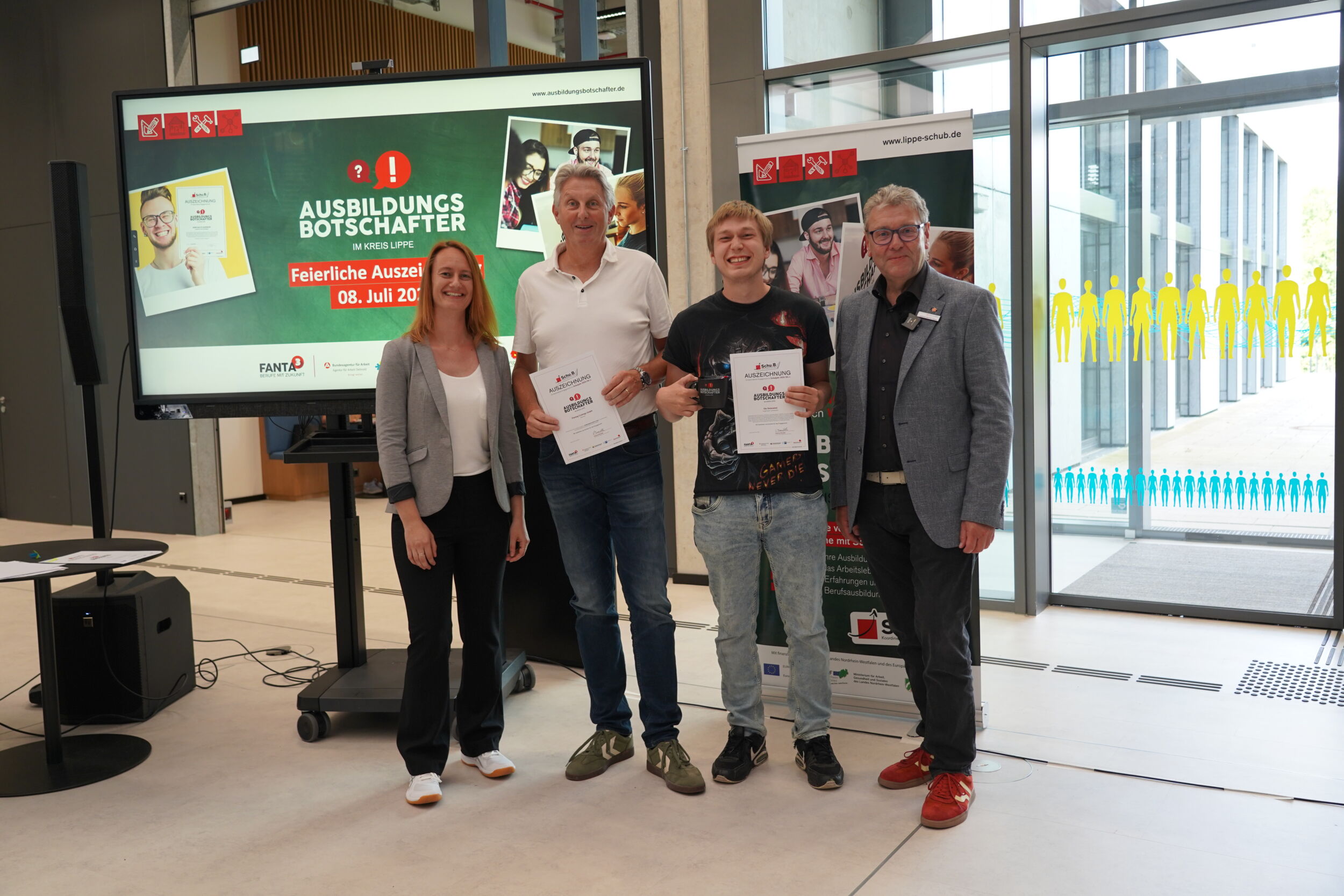 Vanessa Boschke (Koordinierungsstelle Schule-Beruf), Jörg Pohlmann (Personalleitung Plantag), Ole Dickewied (Auszubildender zum Lacklaboranten Plantag) und Meinolf Haase (Landrat Kreis Lippe)