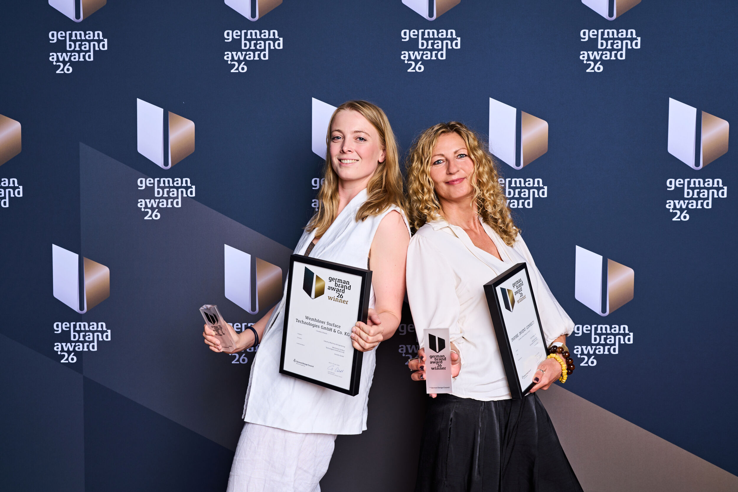 Kathleen Wemhöner (Prokuristin Wemhöner) und Monika Meyndt (Markenstrategin Inmotto) nahmen die beiden German Brand Awards 2026 entgegen.