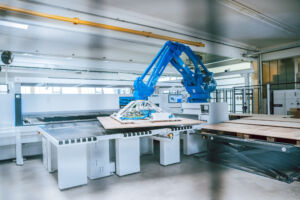 Die Robotersäge SAWTEQ S-400 flexTec übernimmt den Zuschnitt vollautomatisch und sorgt für einen effizienten Materialfluss.