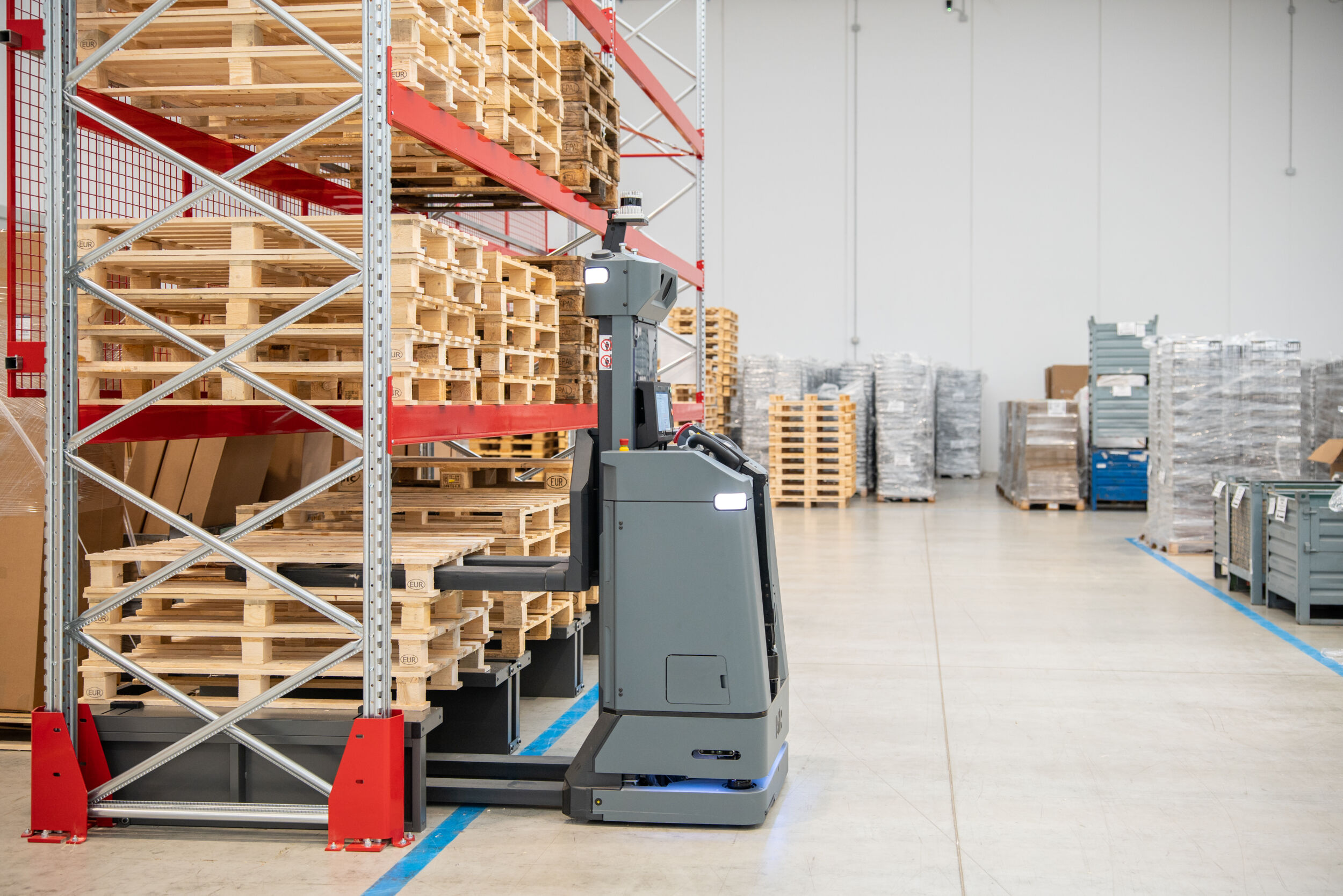 Roboter entlastet Kollegen 15 Bei Vibo übernimmt der MiR1200 PalletJack den Palettentransport.