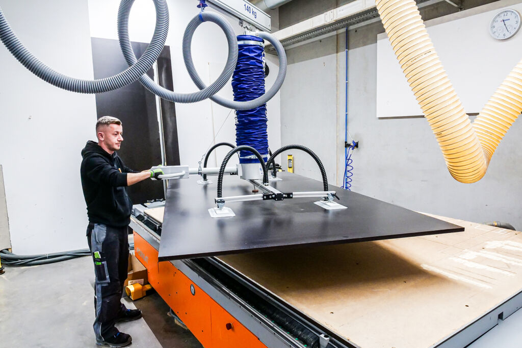 Mit dem Vakuumschlauchheber JumboErgo bewegt ein einzelner Mitarbeiter die bis zu 80 Kilogramm schweren Platten mühelos.