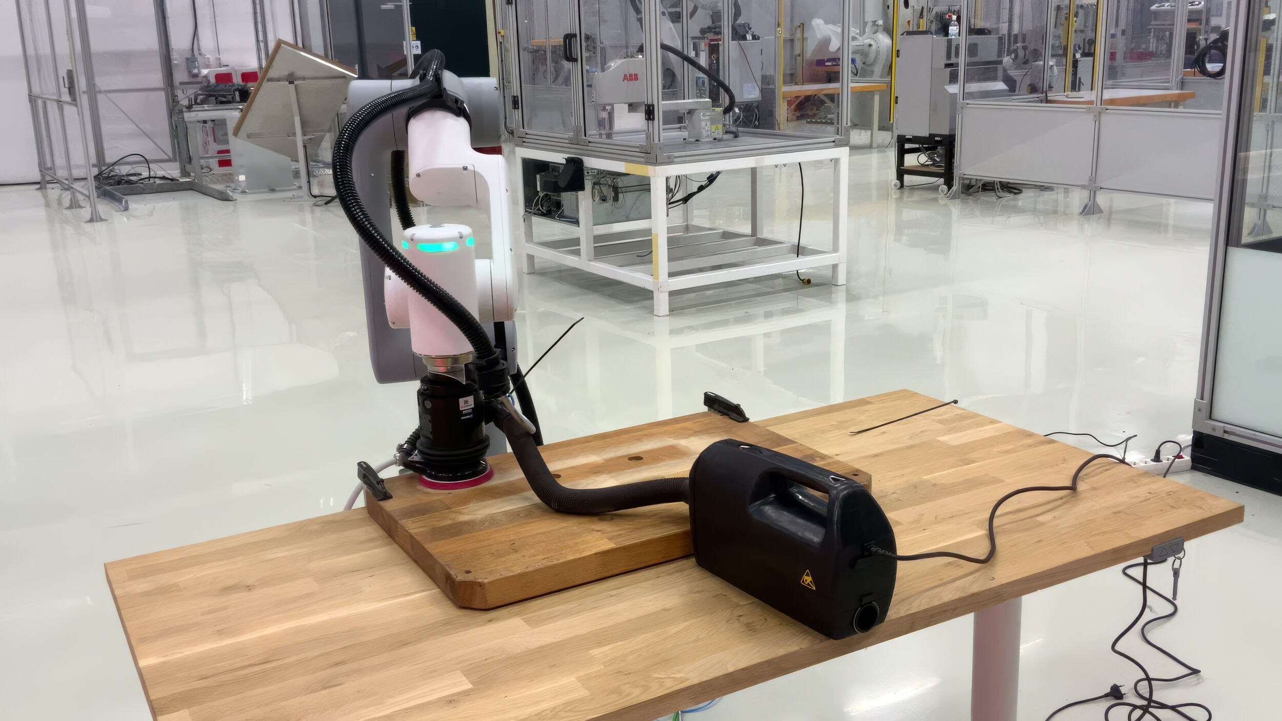 Cobots wie GoFa von ABB Robotics können Aufgaben in der Holzbearbeitung übernehmen.