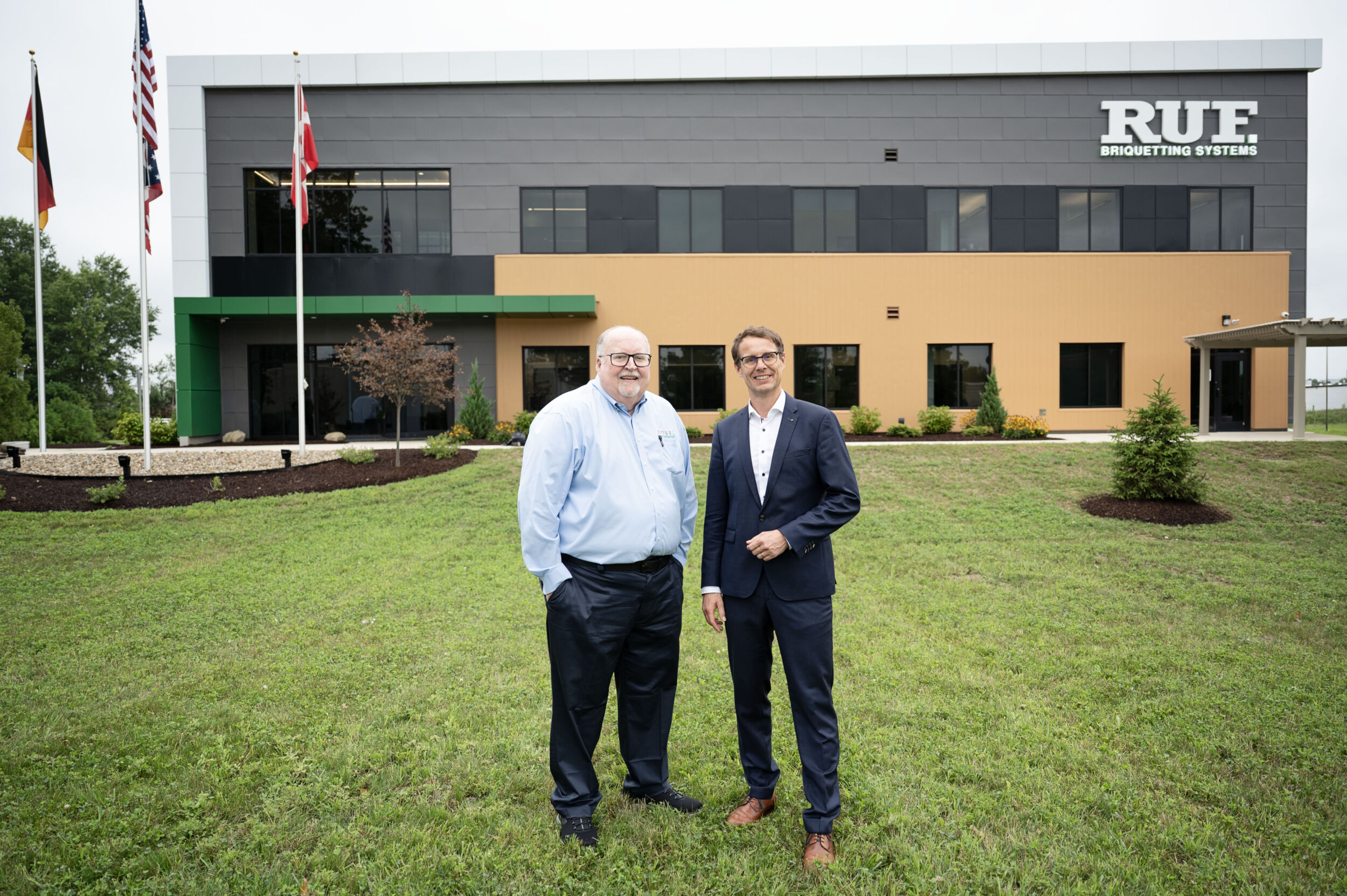 Am 13. August eröffneten Roland Ruf (r.), Geschäftsführer Ruf-Gruppe, und Jim Weist, CEO Ruf US Inc., das neue Produktions- und Bürogebäude in North Ridgeville, Ohio.