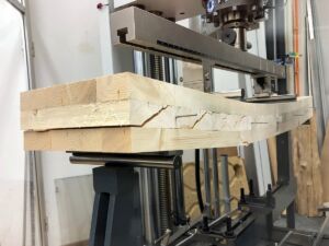 Forscher am Fraunhofer WKI führten mit Brettsperrholz aus Fichtenschadholz 4-Punkt-Biegeprüfungen für den Rollschubnachweis durch.