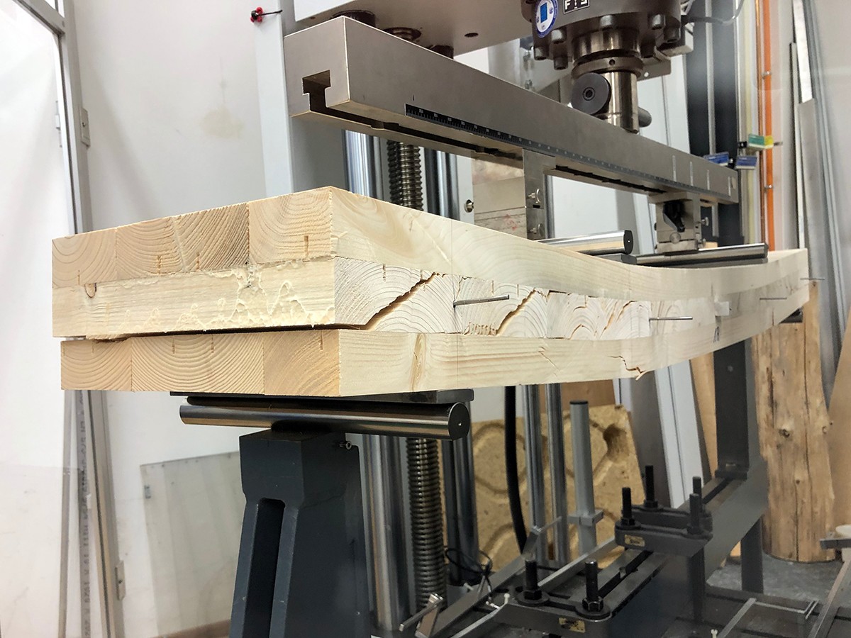 Fichtenschadholz lange nutzen 8 Forscher am Fraunhofer WKI führten mit Brettsperrholz aus Fichtenschadholz 4-Punkt-Biegeprüfungen für den Rollschubnachweis durch.