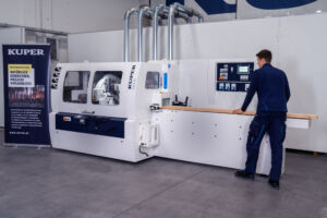 Reibungslos trotz Platzmangel 11 Die Hobel- und Kehlmaschine SWT XL von Kuper erreicht Vorschubgeschwindigkeiten von bis 60 Metern pro Minute.