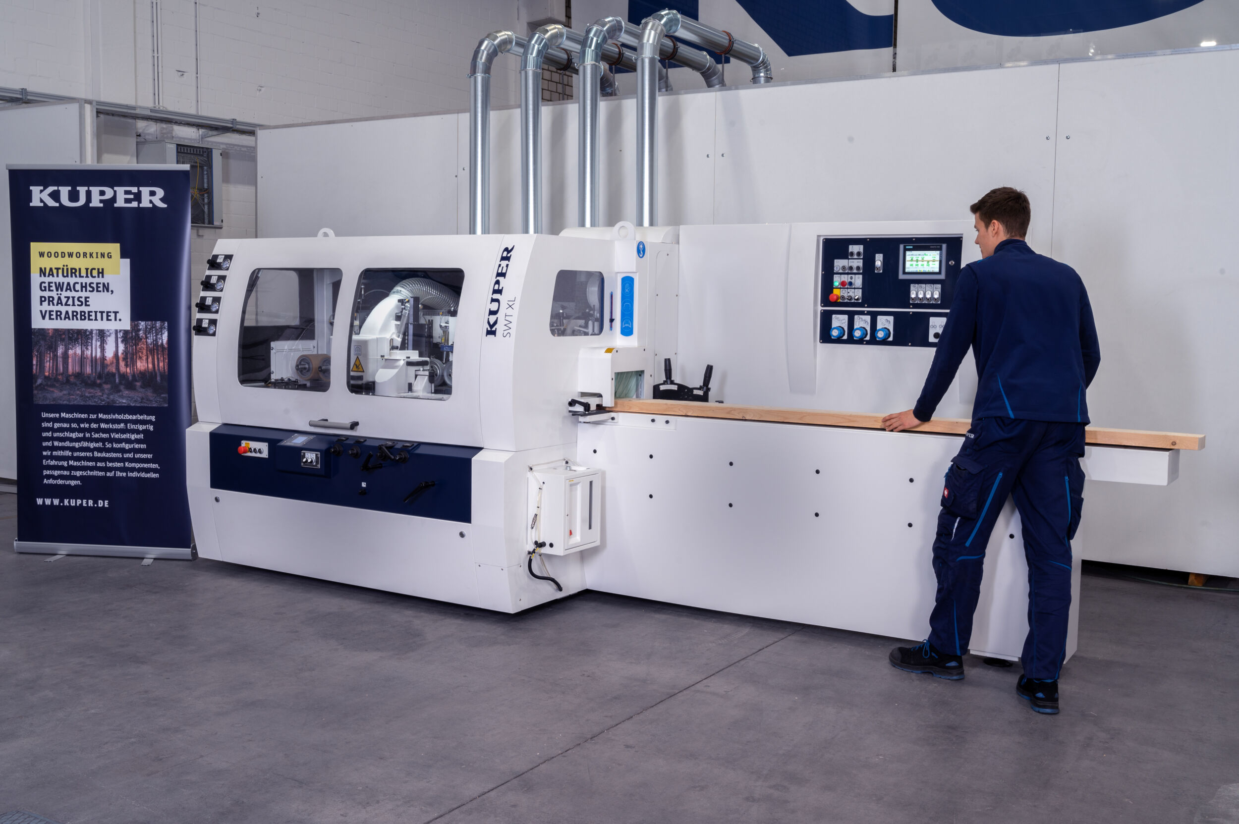 Reibungslos trotz Platzmangel 9 Die Hobel- und Kehlmaschine SWT XL von Kuper erreicht Vorschubgeschwindigkeiten von bis 60 Metern pro Minute.