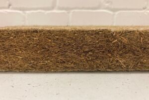 Forscher des Fraunhofer WKI haben gezeigt, dass sich Biomasse von Nasswiesen und wiedervernässten Moorflächen zu Naturfaserdämmstoffen verarbeiten lässt.