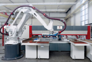 Die Säge-Roboter-Kombination Robot.work von IMA Schelling fertigt Losgröße 1 auf kleiner Stellfläche.