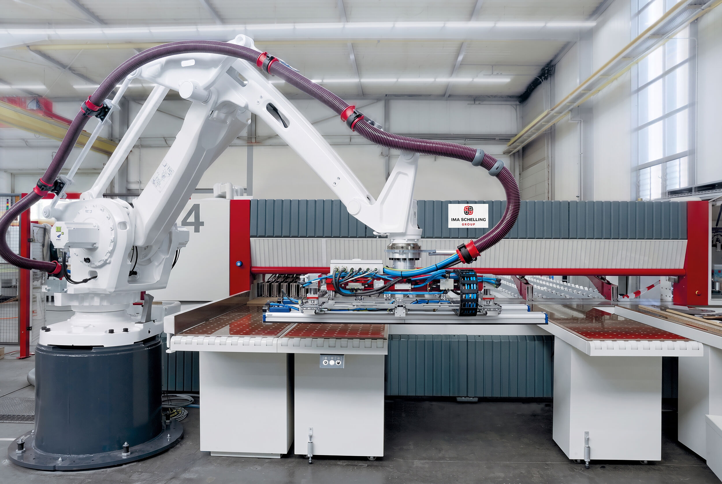 Gaming-Logik an der Schnittlinie 9 Die Säge-Roboter-Kombination Robot.work von IMA Schelling fertigt Losgröße 1 auf kleiner Stellfläche.