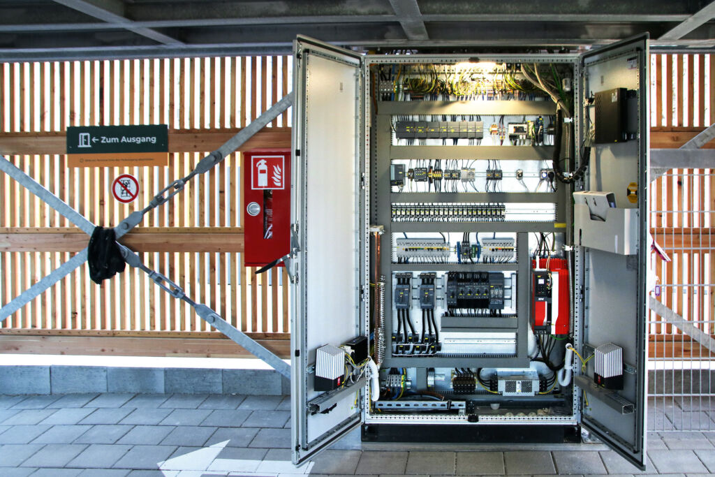  Ein Frequenzumrichter Movidrive Technology im Schaltschrank regelt den Getriebemotor, beides von SEW-Eurodrive.