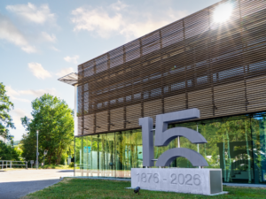 Leitz feiert 150 Jahre 2 Vor der Leitz-Konzernzentrale in Oberkochen steht seit Januar die Jubiläumsskulptur '150 Jahre Leitz'.